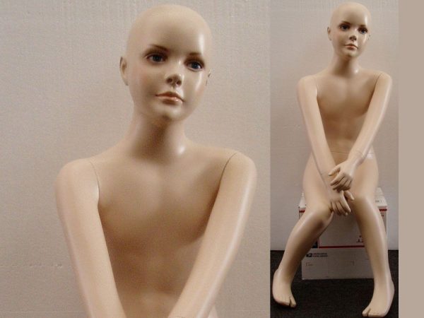 SDMZ-ITA4 / Realistic Mannequin Sitting Kid.